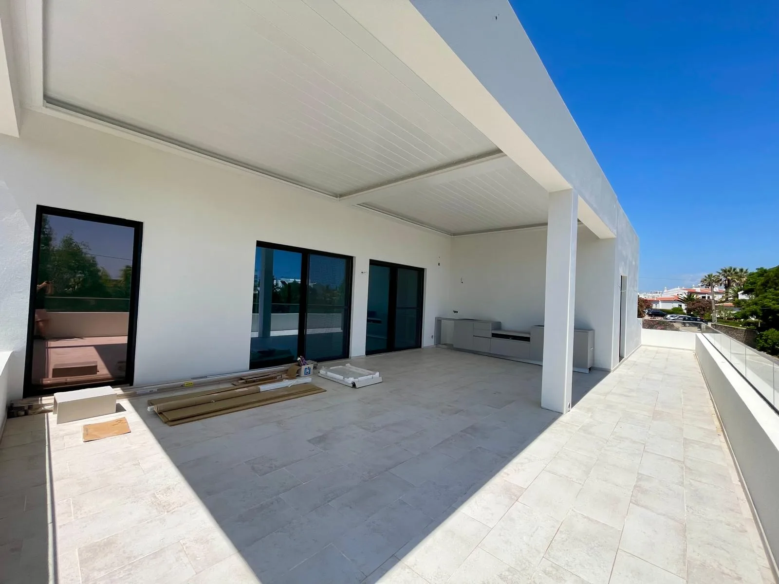 Terraço coberto e portas de vidro deslizantes em Vale Centeanes