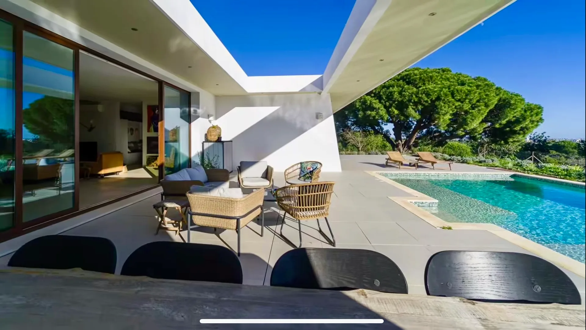 Terraço para refeições ao ar livre junto à piscina da Villa Porches
