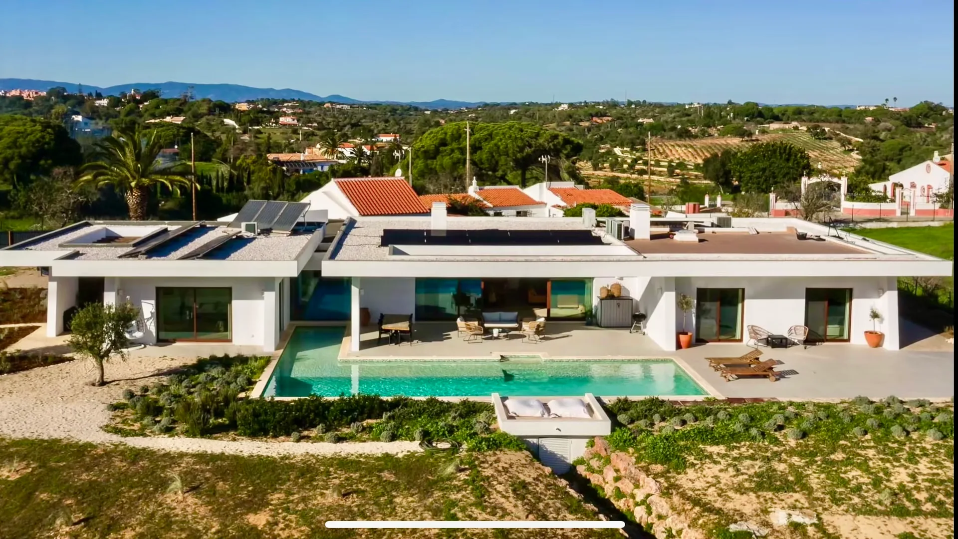 Vista aérea da Villa Porches, piscina e paisagem envolvente