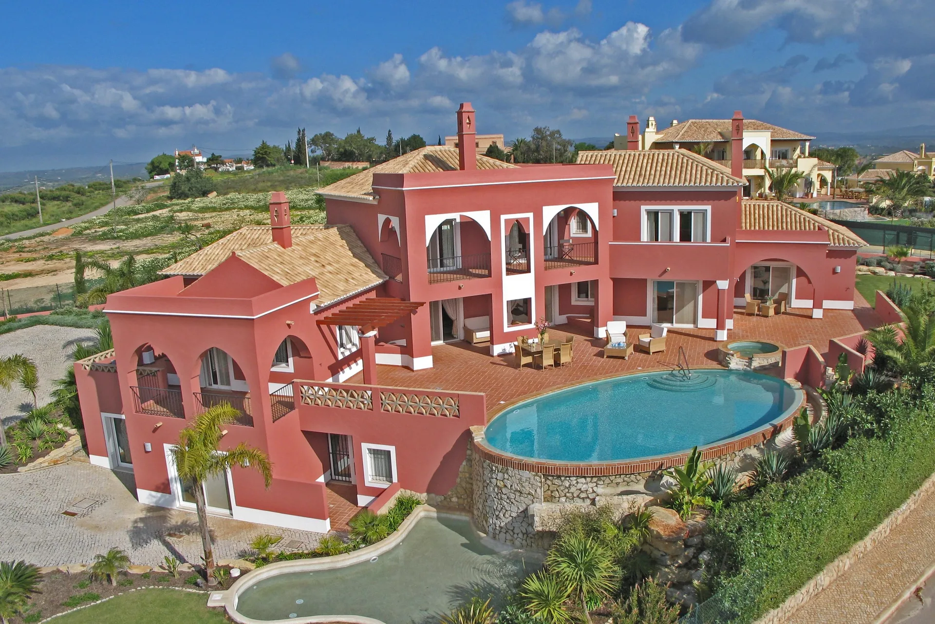 Moradia vermelha e piscina curva na Quinta do Monte Funchal