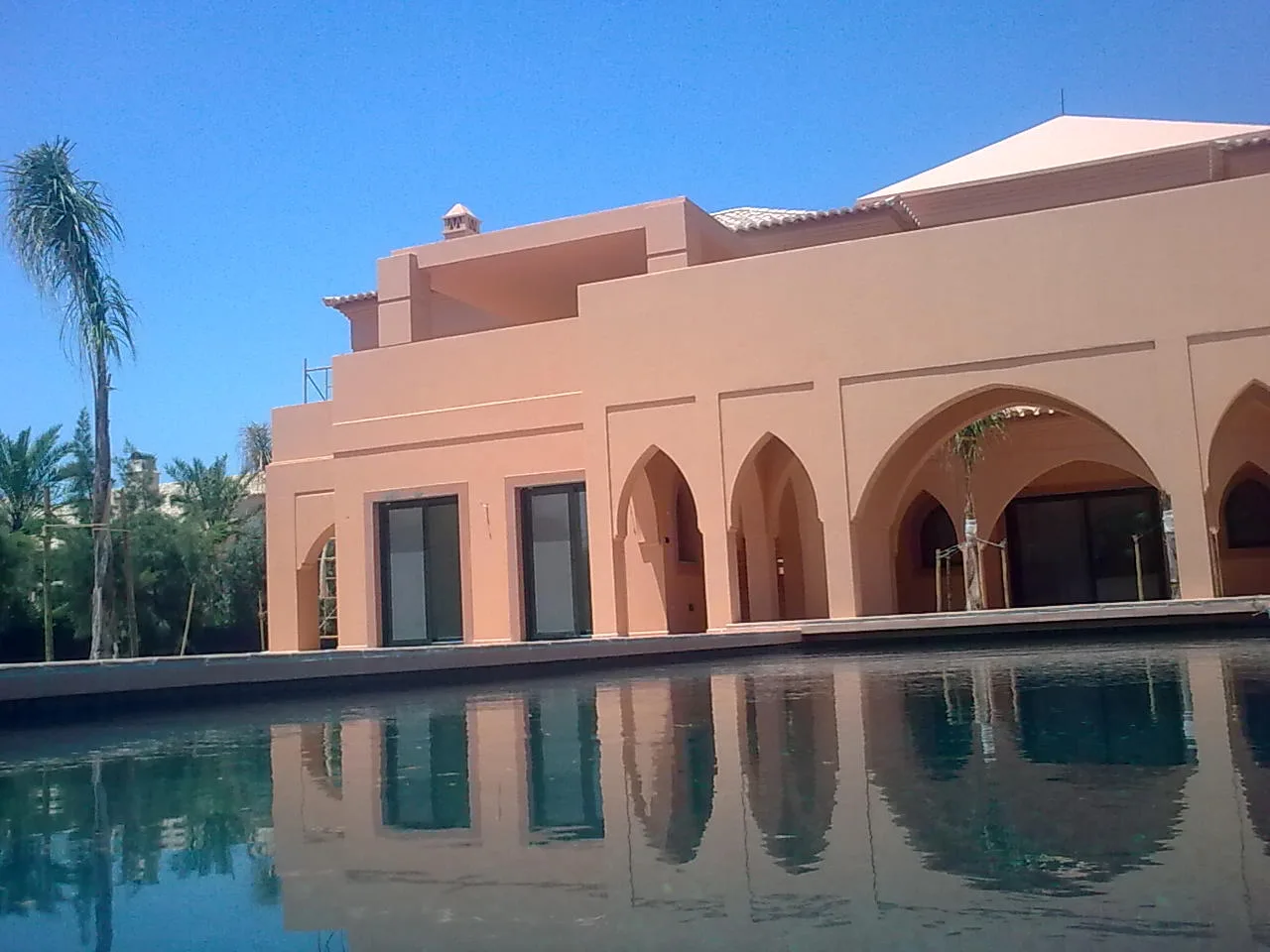 Fachada de inspiração mourisca e terraço com arcos junto à piscina da Villa Kasbah