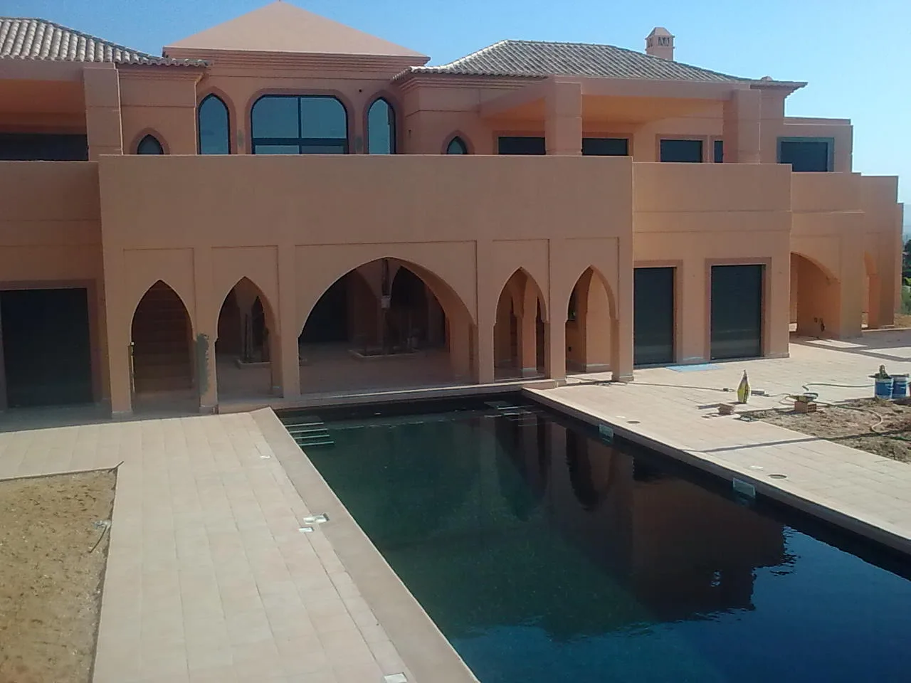 Fachada de dois pisos e piscina retangular da Villa Kasbah