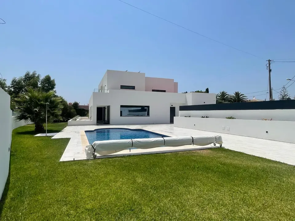 Vale Centeanes, no Carvoeiro, uma moradia dos anos 80 remodelada numa casa de cinco quartos