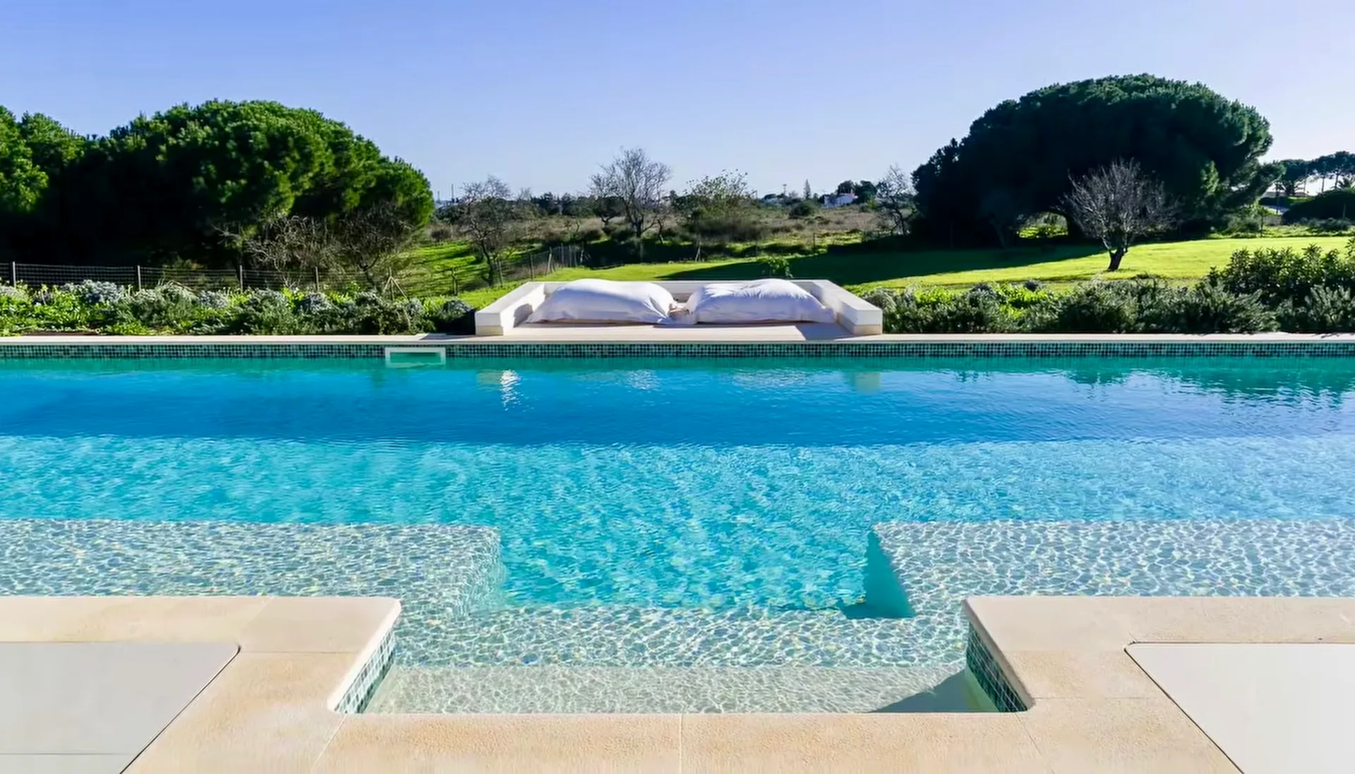 Piscina da Villa Porches com vista para o relvado e árvores