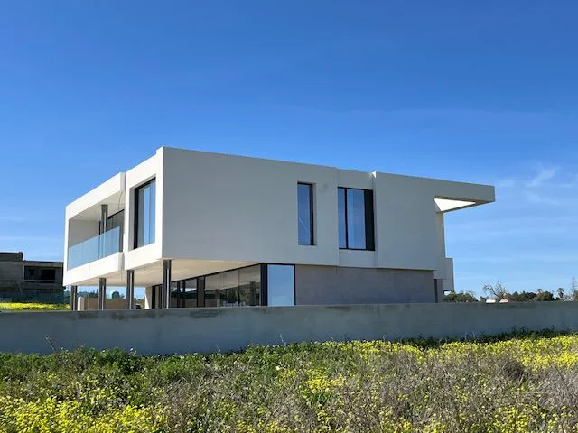 Exterior da moradia em Porto de Mós visto a partir da vegetação envolvente