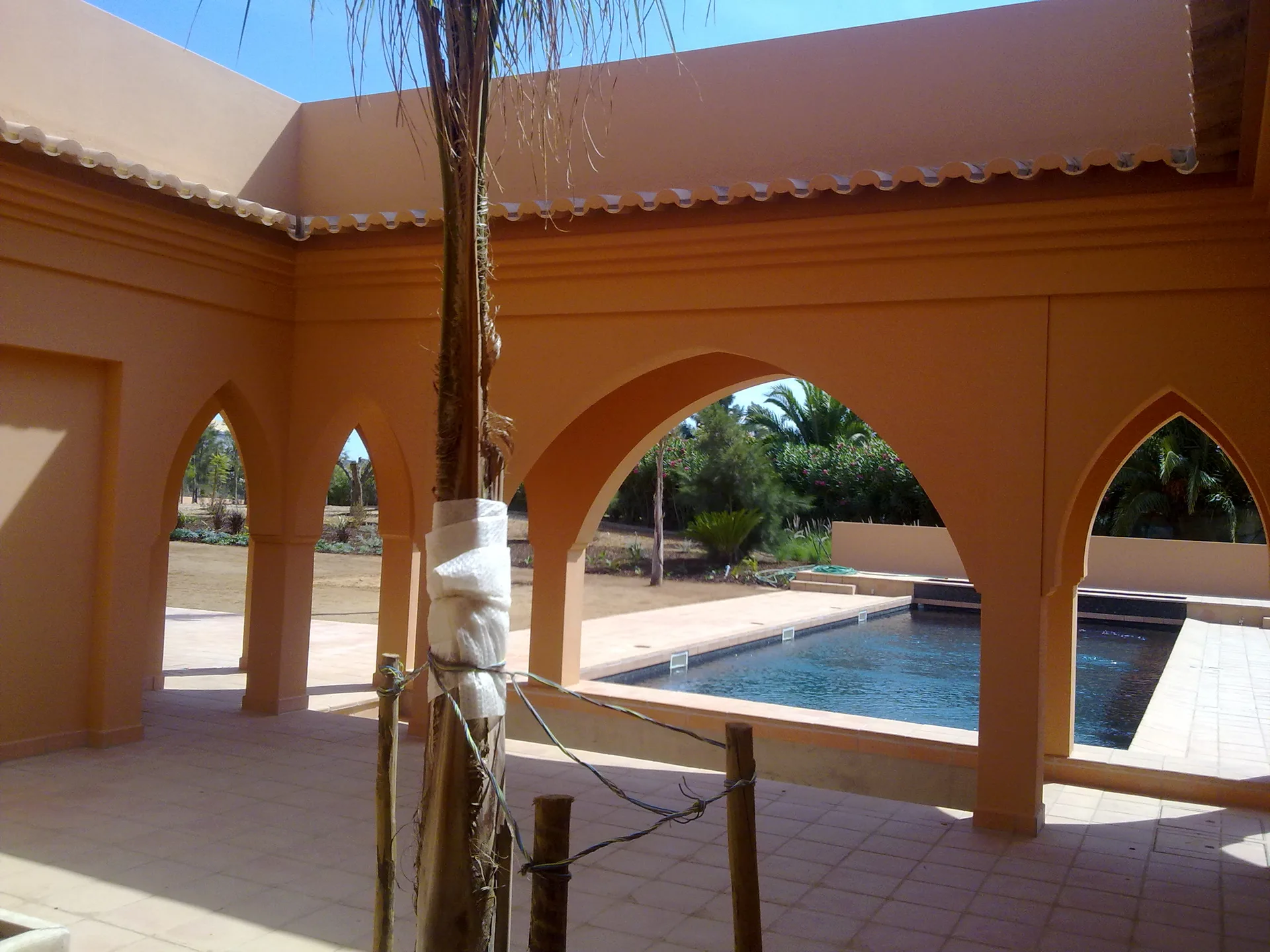 Terraço sombreado com arcos pontiagudos na Villa Kasbah