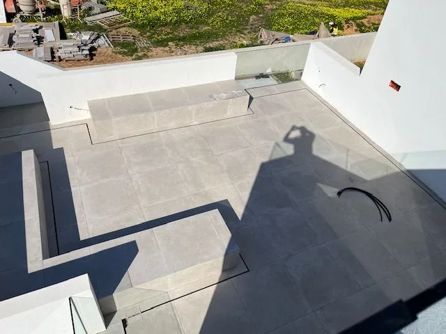 Terraço exterior e degraus com acabamentos em curso em Porto de Mós